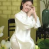 Áo dài cách tân lụa trắng tay loe nơ vai họa tiết dệt chìm hoa lá
