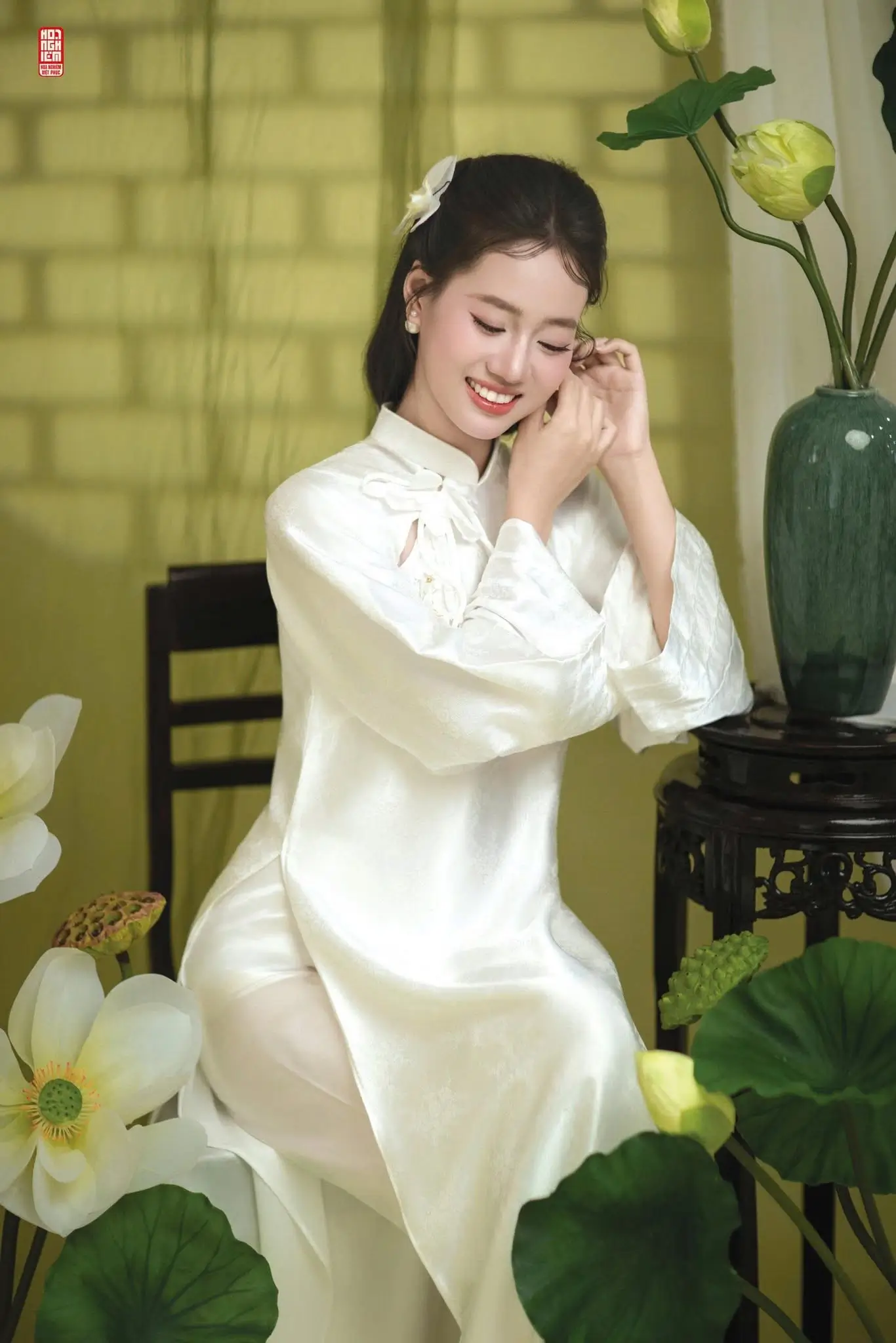 Áo dài cách tân lụa trắng tay loe nơ vai họa tiết dệt chìm hoa lá