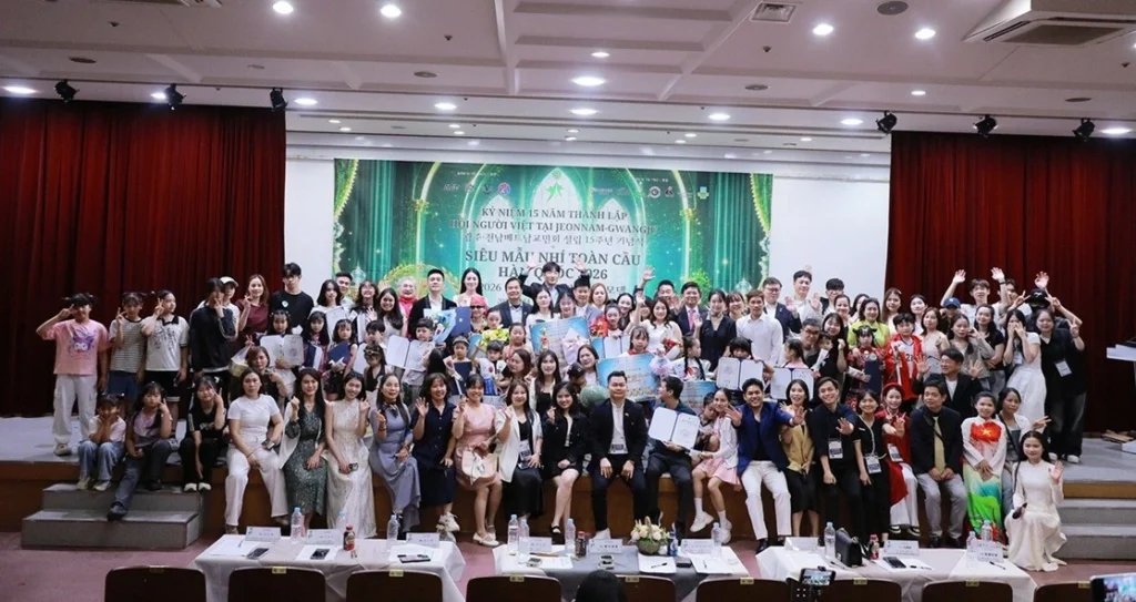 Các đại biểu tham dự sự kiện chụp ảnh lưu niệm