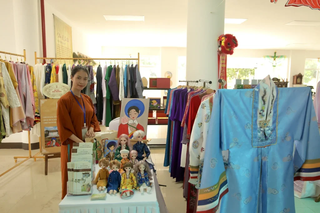 Gian hàng trưng bày búp bê Cổ phục của Hoa Nghiêm Việt Phục tại một sự kiện văn hóa Huế