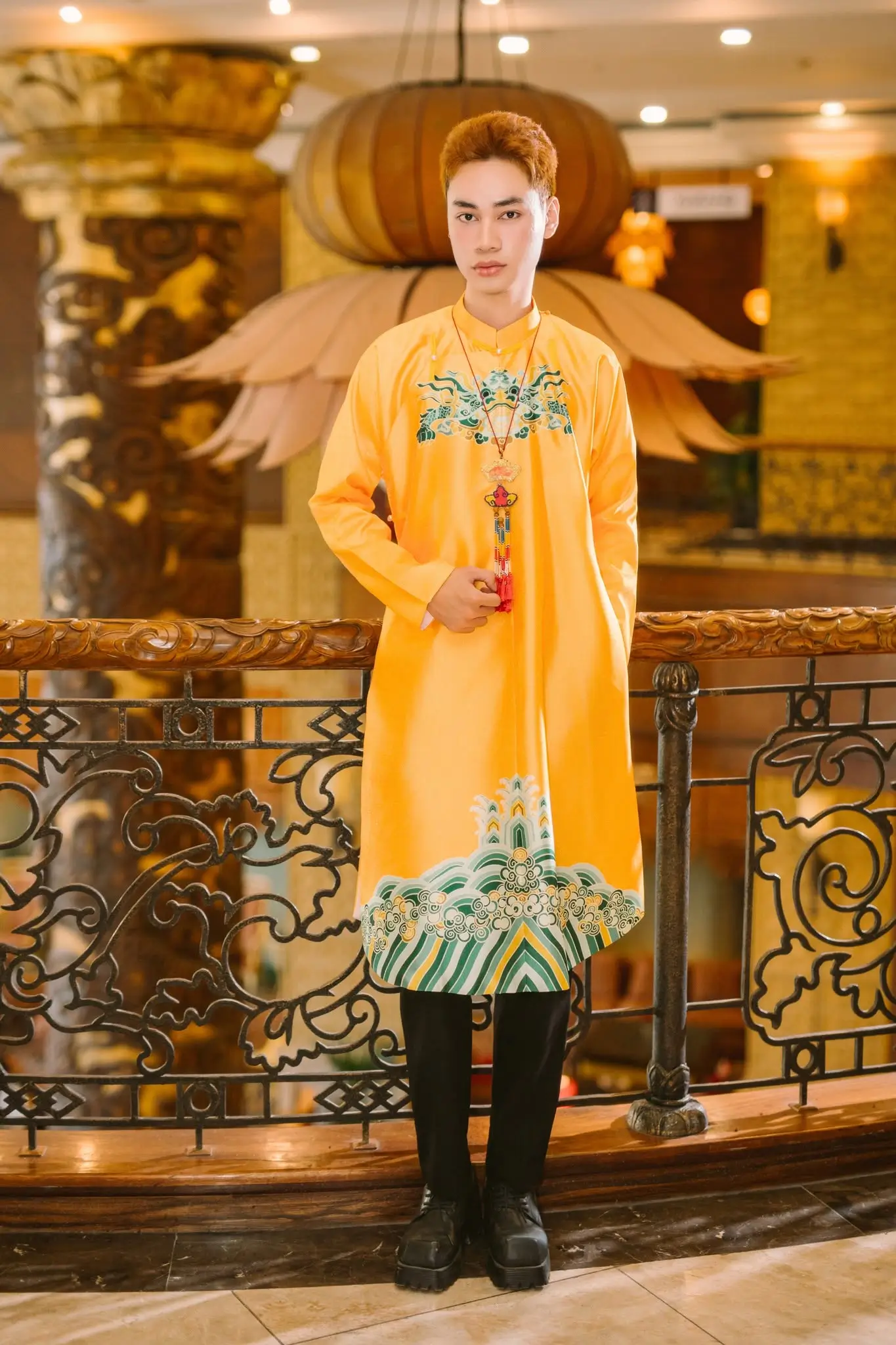 Hoàng Thịnh - Áo Ngũ Thân vàng hoàng kim họa tiết Hổ Phù & Tam Sơn Thủy Ba Hoàng Thịnh - Áo Ngũ Thân vàng hoàng kim họa tiết Hổ Phù & Tam Sơn Thủy Ba