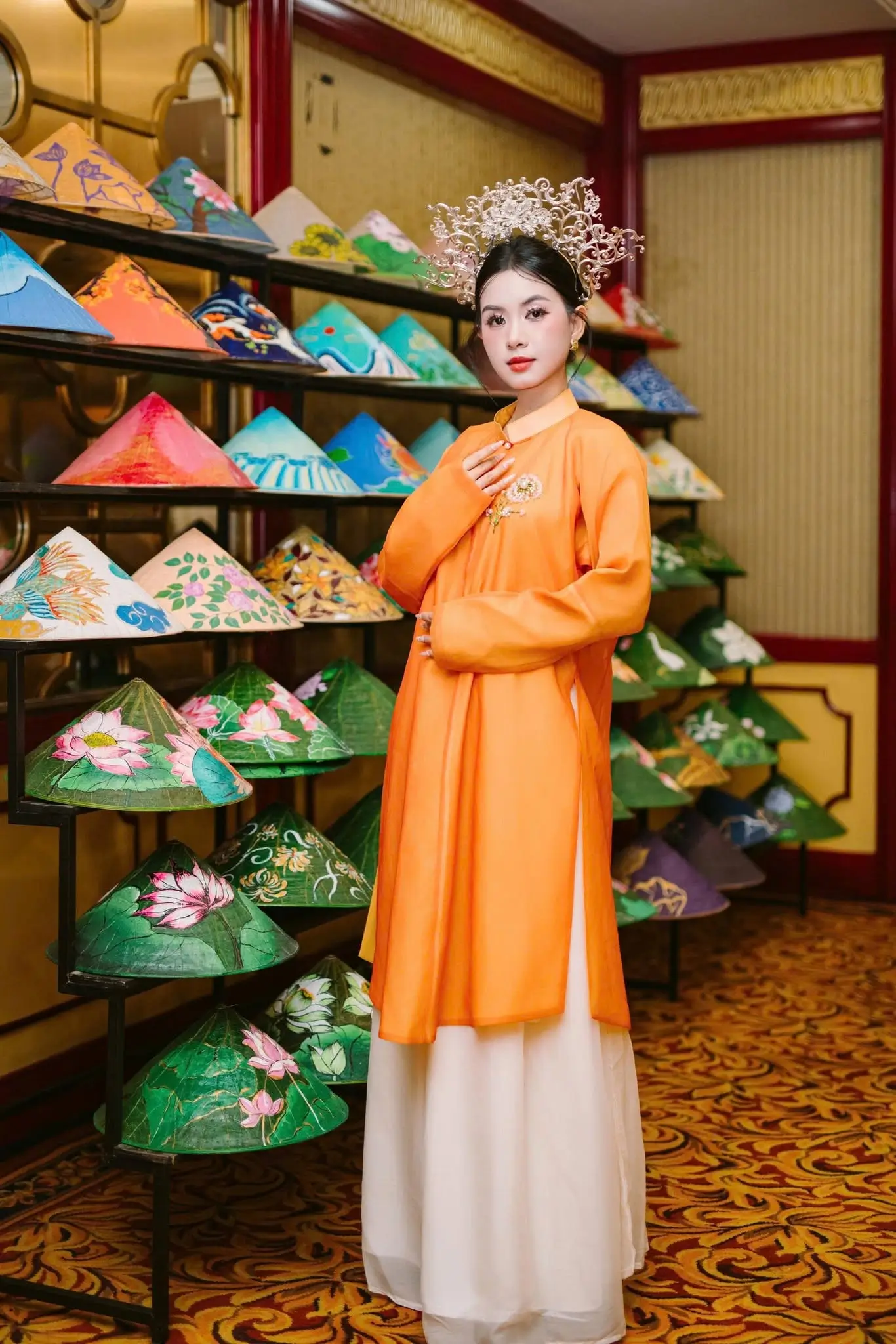 Khánh Mộc - Ngũ Thân nữ màu cam nghệ họa tiết hoa đính kết ngọc ở ngực trái (1)