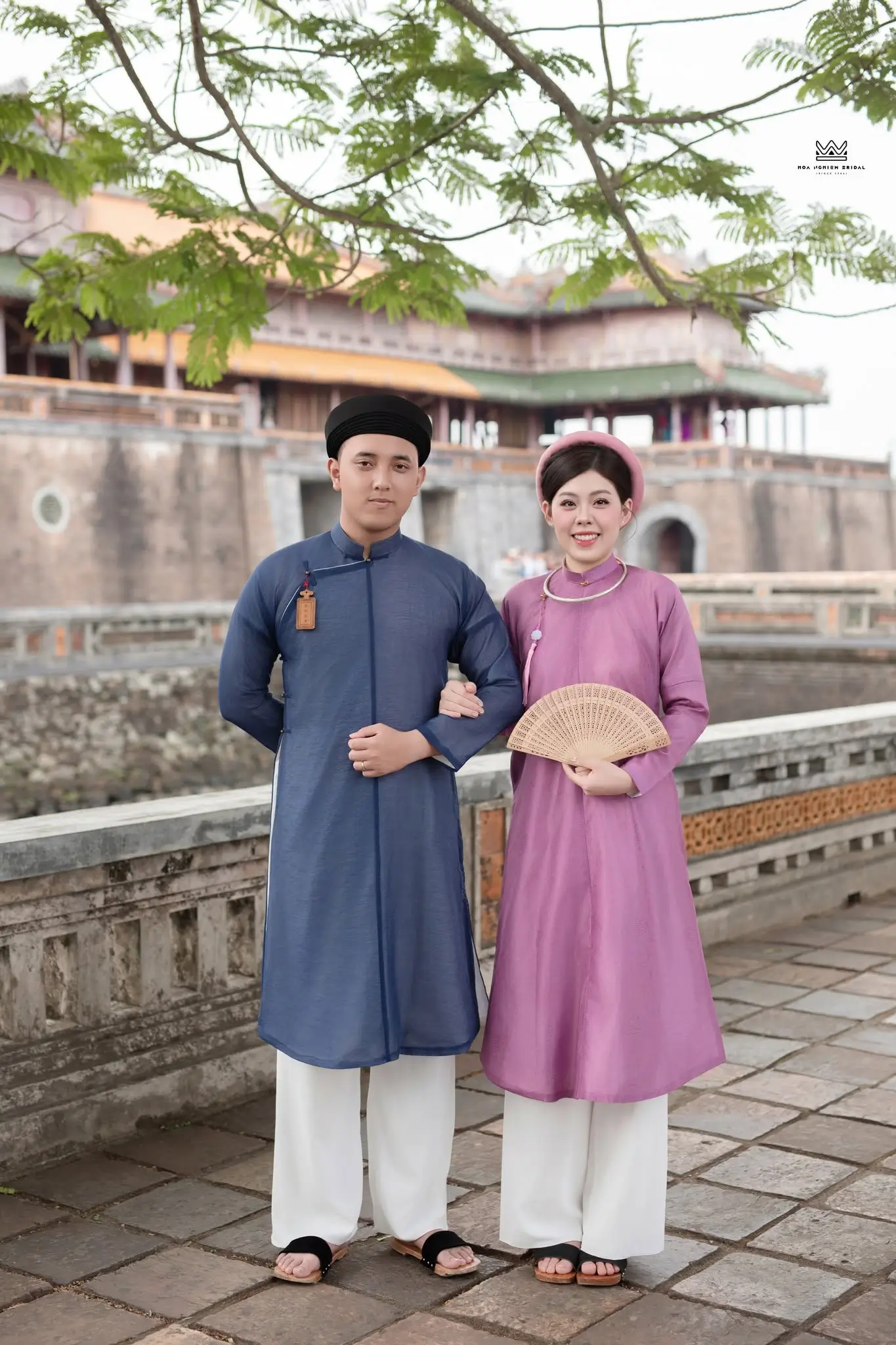 Lam Hồng Tương Hòa - Việt phục đôi Áo Ngũ Thân xanh lam & hồng tím dệt chìm Lam Hồng Tương Hòa - Việt phục đôi Áo Ngũ Thân xanh lam & hồng tím dệt chìm