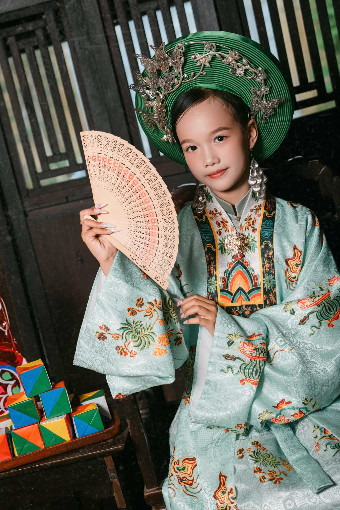 Nhật Bình bé gái xanh ngọc họa tiết hoa lá cách điệu
