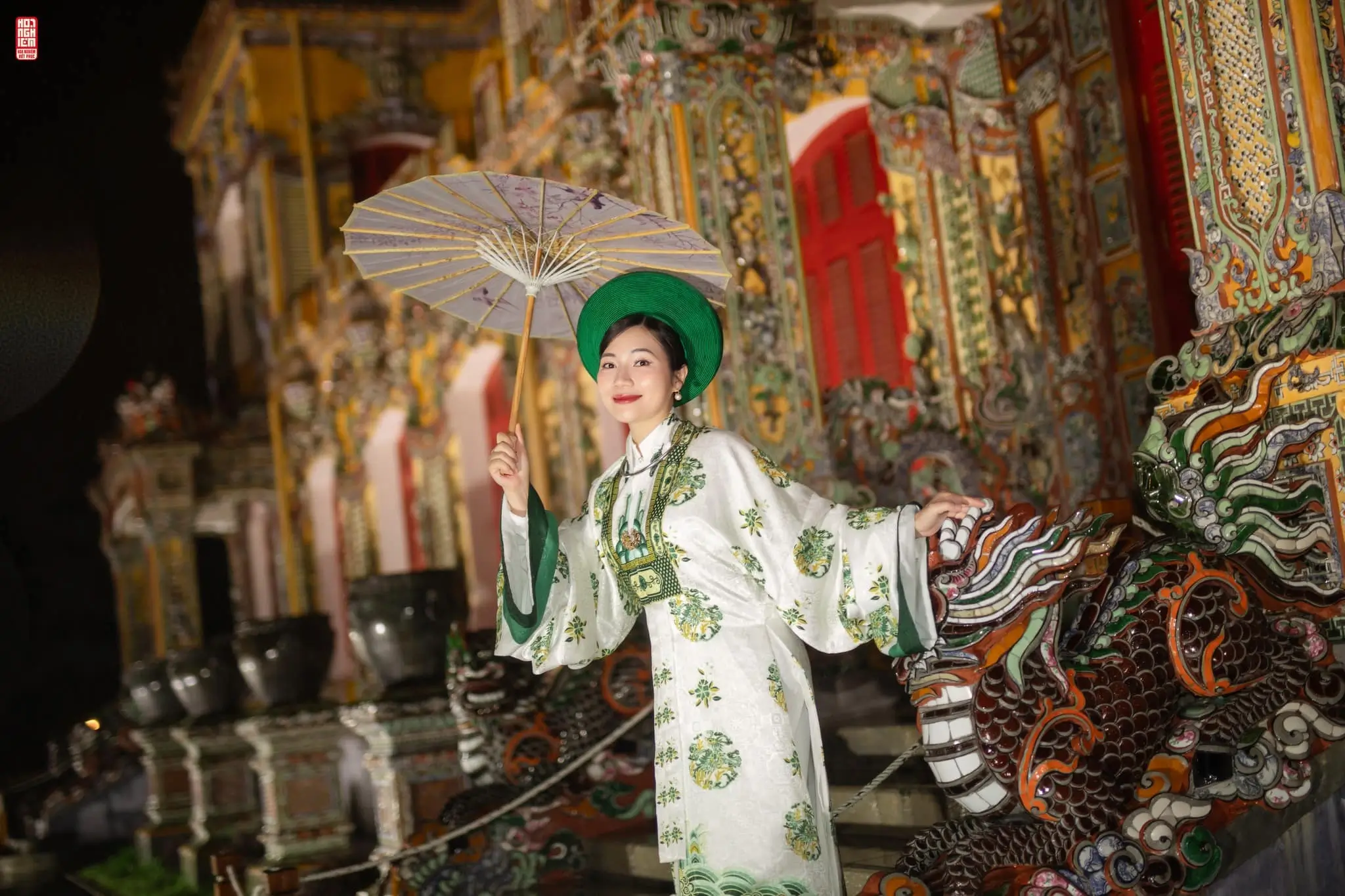 Nhật Bình trắng họa tiết đoàn hoa xanh ngọc dạo bước đêm mưa Đại Nội Nhật Bình trắng họa tiết đoàn hoa xanh ngọc dạo bước đêm mưa Đại Nội