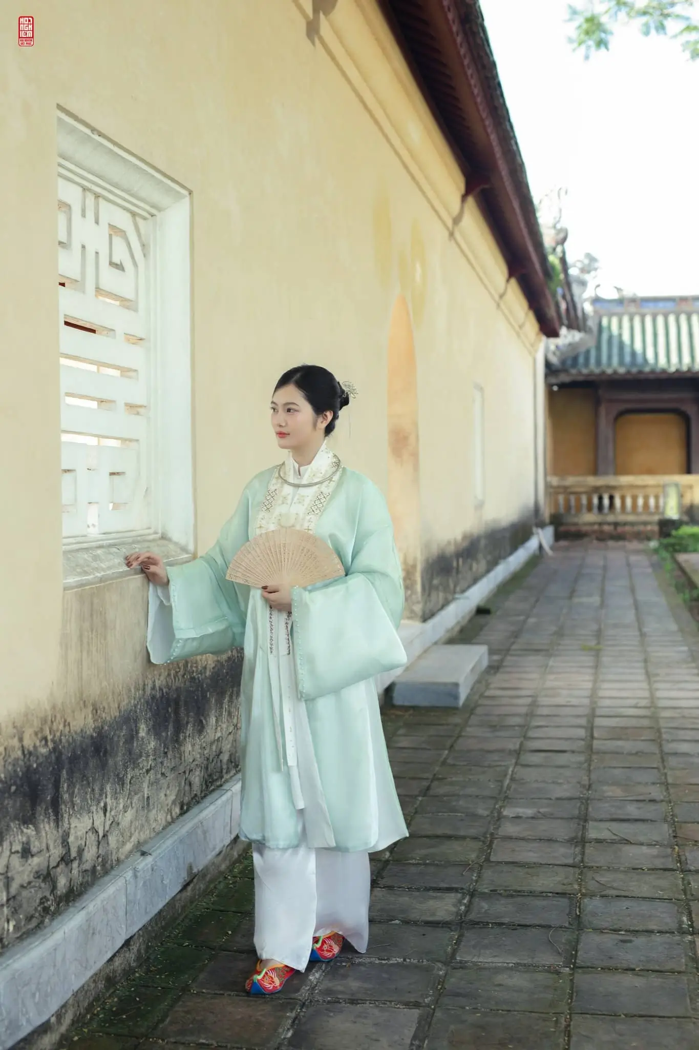 Nhật Bình xanh ngọc vải tơ trơn đính kết ở cổ
