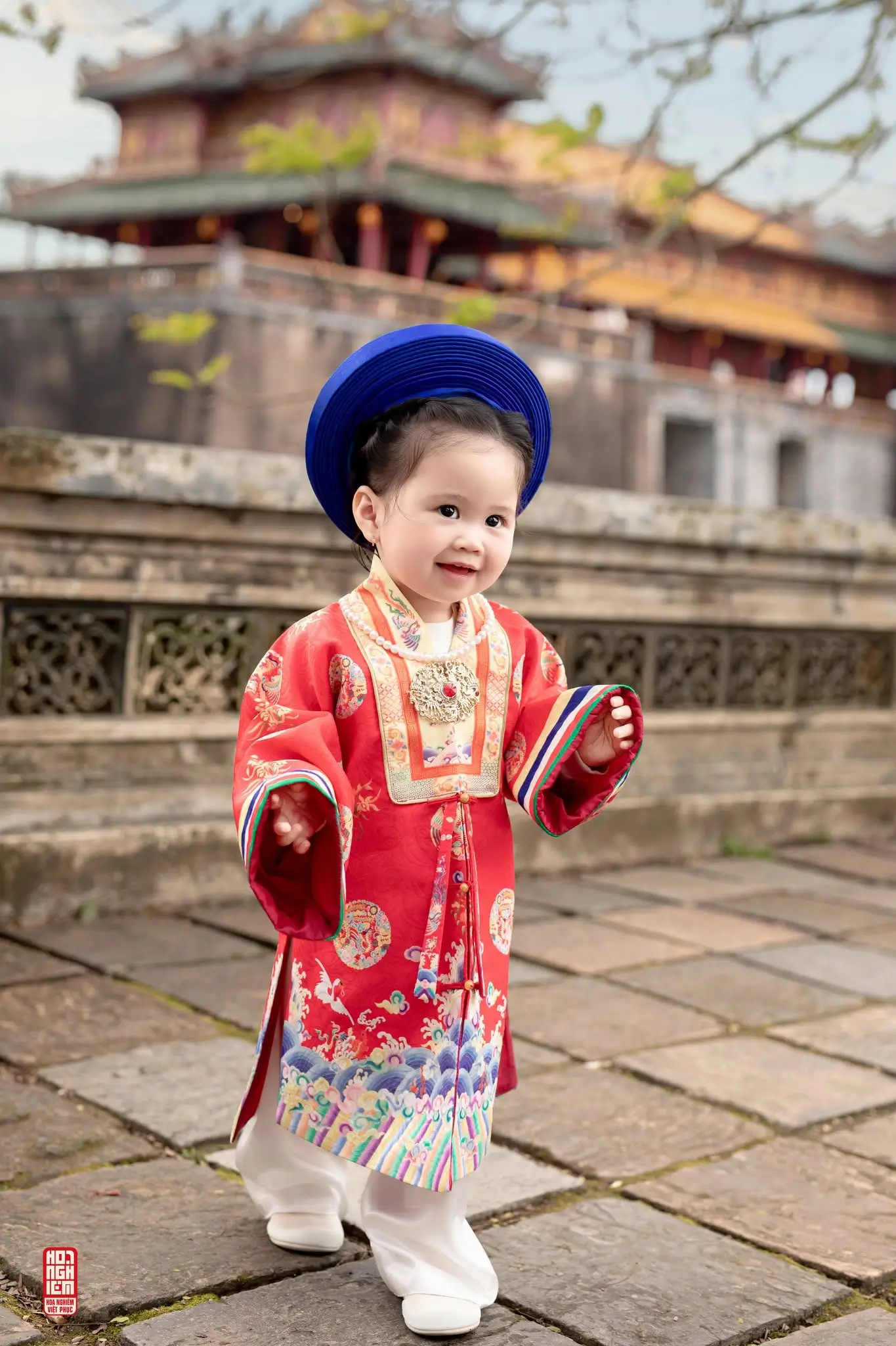 Bé gái 2 tuổi mặc Nhật Bình mini Hình ảnh bé gái mặc Nhật Bình mini trong bộ Việt phục gia đình ba mẹ và bé gái 2 tuổi, phù hợp chụp ảnh thôi nôi, sinh nhật và ảnh Tết.