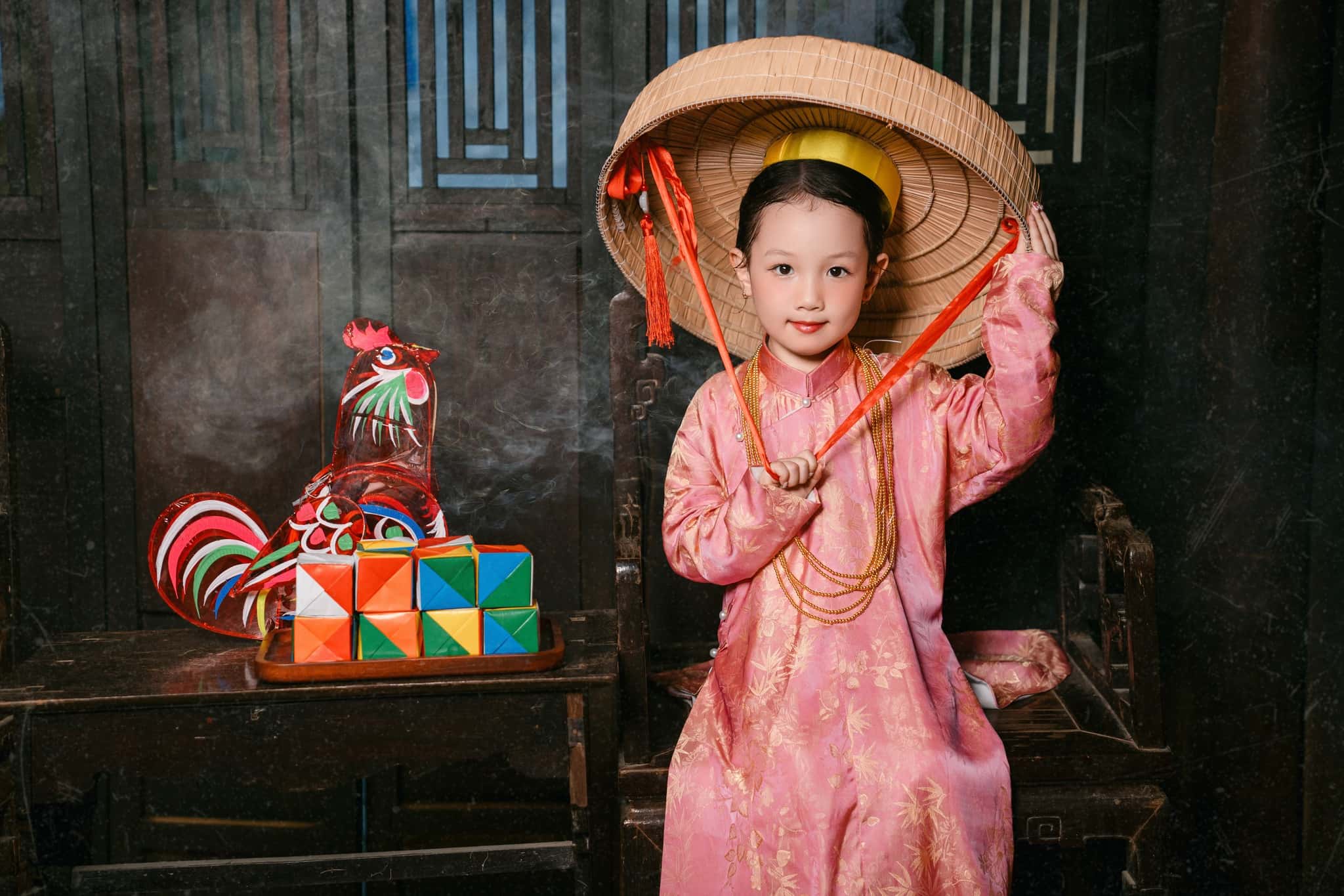 Việt phục trẻ em - Áo Ngũ Thân hồng phấn gấm hoa ánh kim dệt chìm (1)