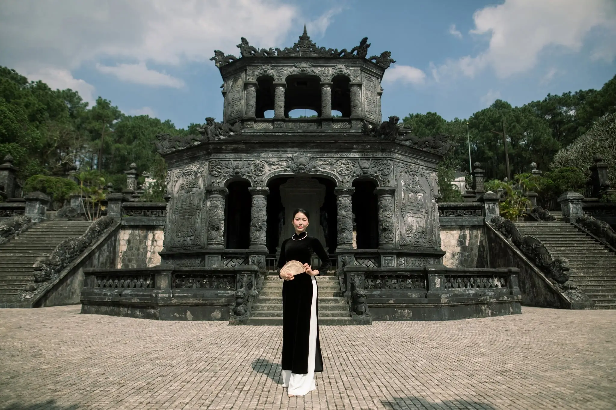 Áo dài nhung đen trơn - Thanh lịch giữa vẻ đẹp lăng tẩm cổ kính (2)