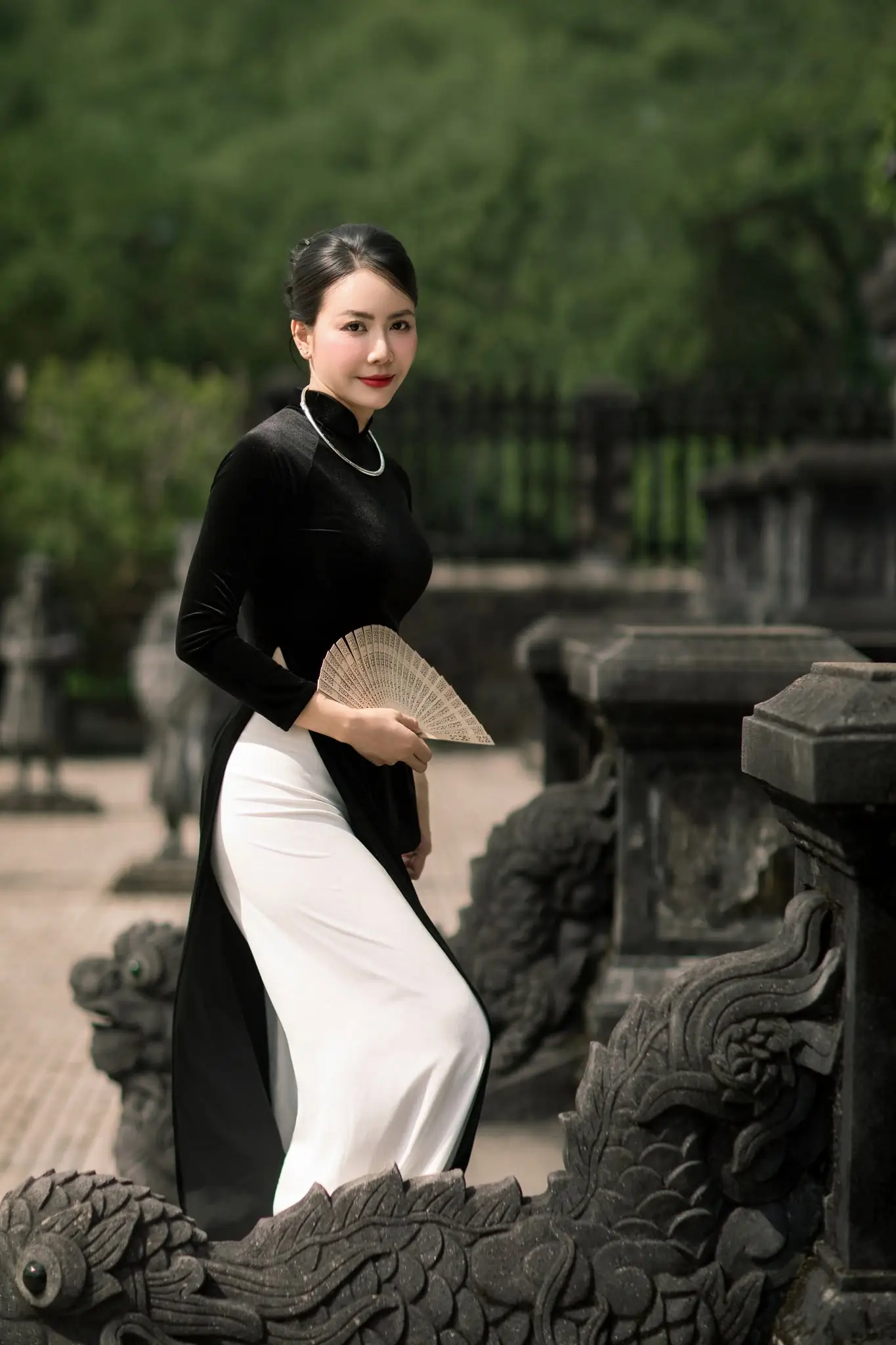 Áo dài nhung đen trơn - Thanh lịch giữa vẻ đẹp lăng tẩm cổ kính (4)