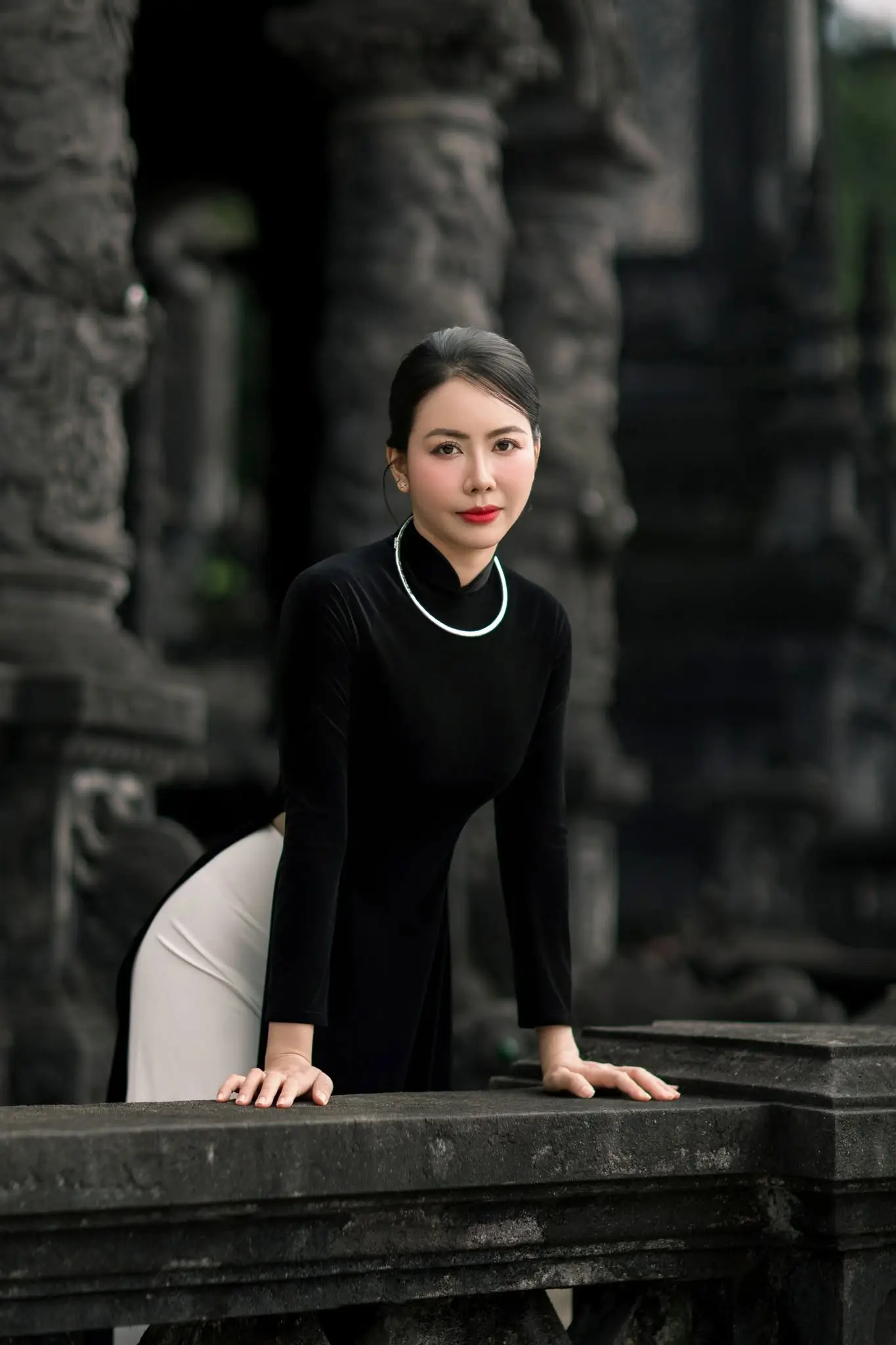 Áo dài nhung đen trơn - Thanh lịch giữa vẻ đẹp lăng tẩm cổ kính (5)