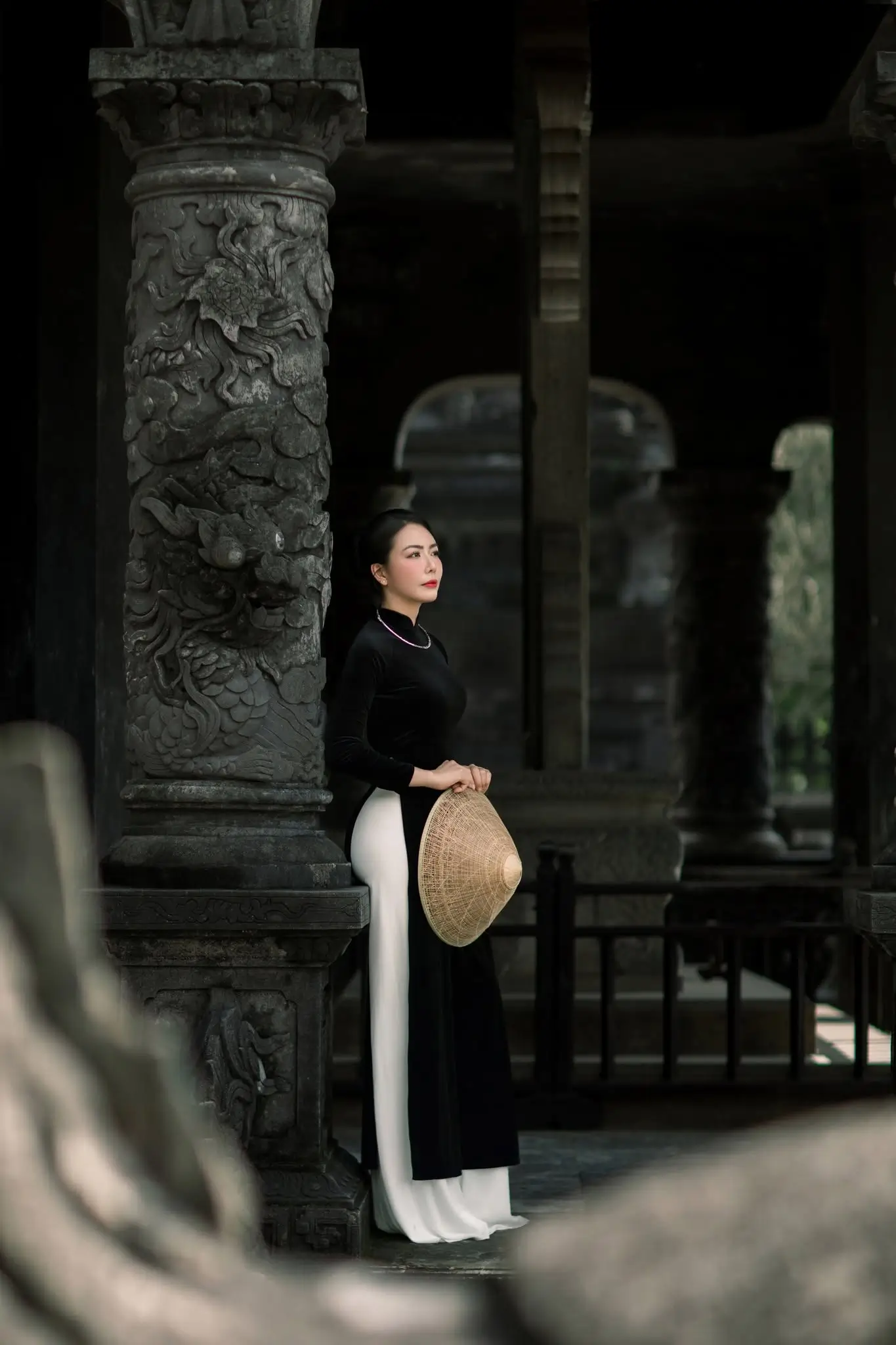 Áo dài nhung đen trơn - Thanh lịch giữa vẻ đẹp lăng tẩm cổ kính (6)