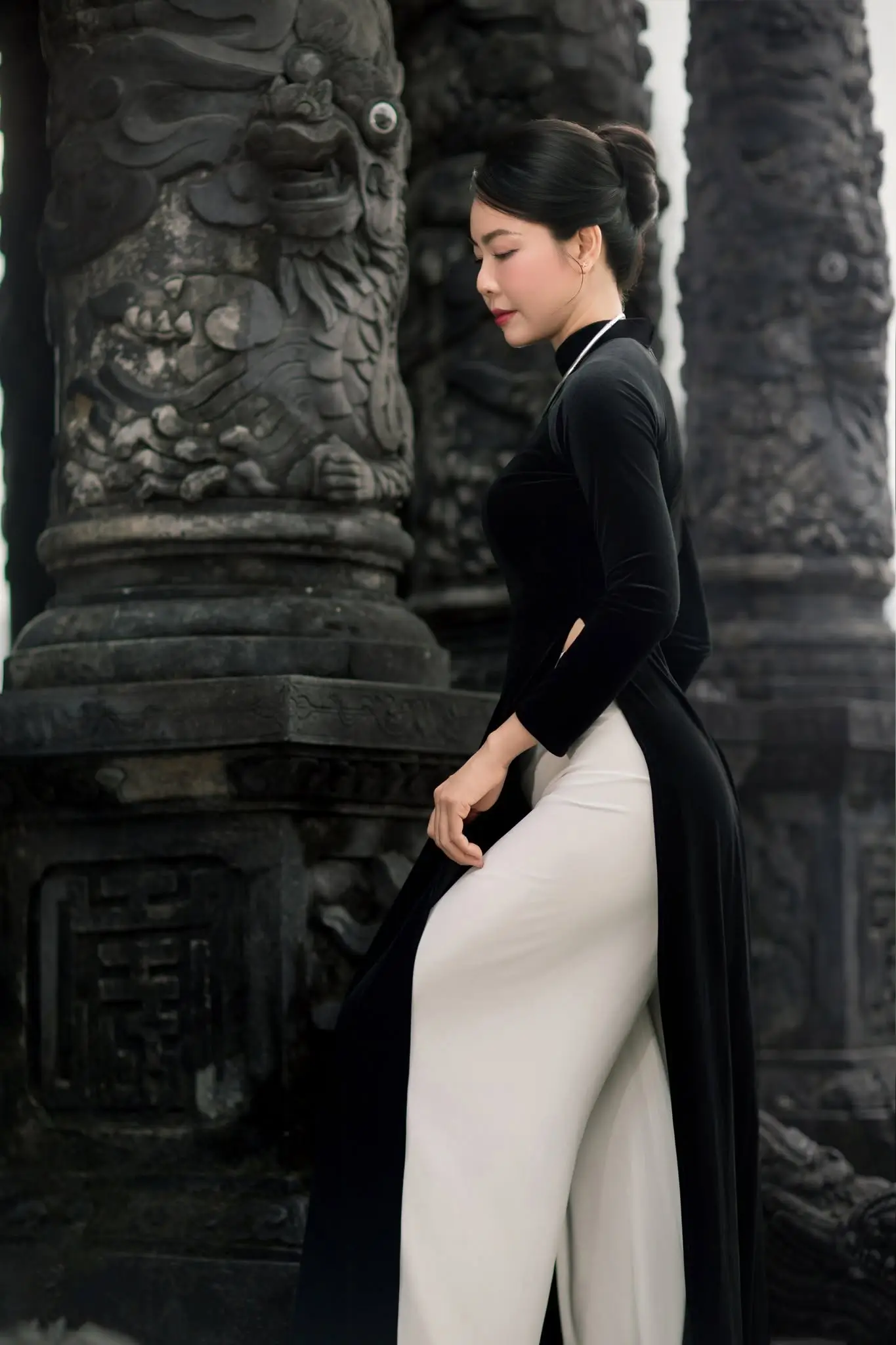 Áo dài nhung đen trơn - Thanh lịch giữa vẻ đẹp lăng tẩm cổ kính (7)