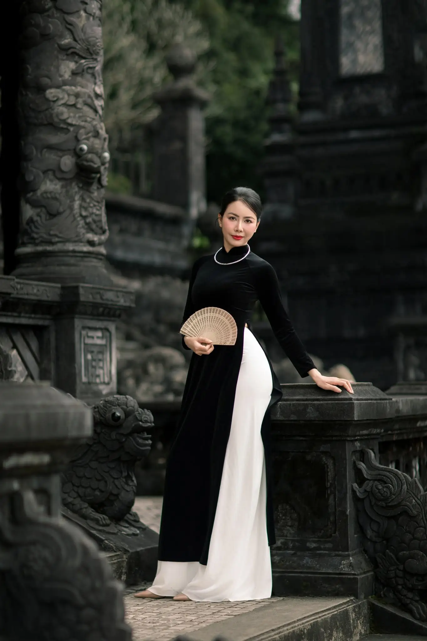 Áo dài nhung đen trơn - Thanh lịch giữa vẻ đẹp lăng tẩm cổ kính Áo dài nhung đen trơn - Thanh lịch giữa vẻ đẹp lăng tẩm cổ kính