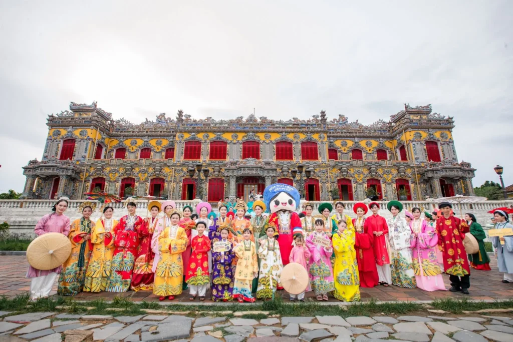 Bách Hoa Bộ Hành 2026 tại Huế - Hàng nghìn người diễu hành Việt phục trong không gian Đại Nội