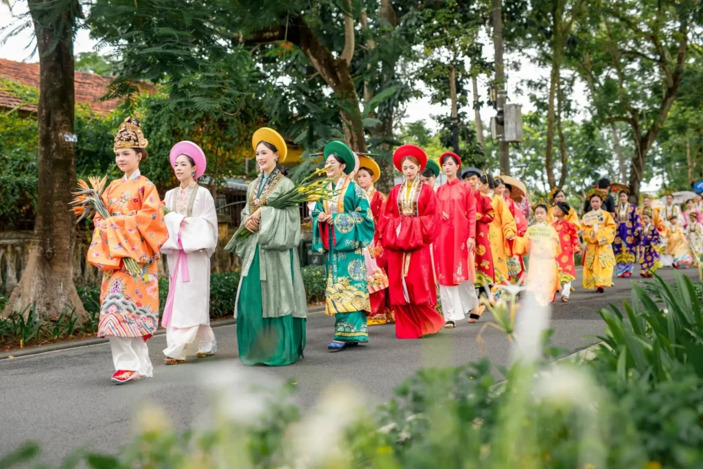 Sự kiện Bách Hoa Bộ Hành 2026 tại Huế - Hàng nghìn người diễu hành Việt phục trong không gian Đại Nội